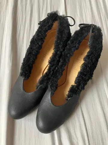 퍼 달린 가죽 하이힐 블랙