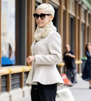 [새상품급] 완판템 JENNE 제뉴 화이트 페플럼 코트 S사이즈