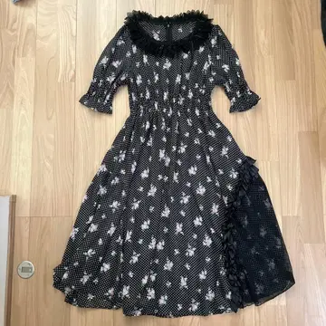 프릴 달린 물방울 무늬 무릎 기장 원피스