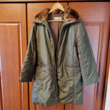 올리브 그린 퍼 옷깃 롱 다운 자켓