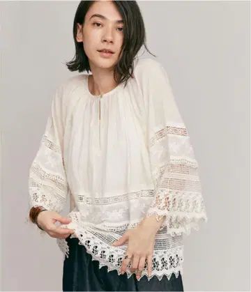 [ 어반 리서치 도어스 ] siiwa 레이스 절개 개더 블라우스