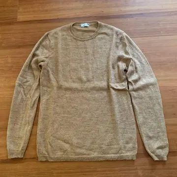 베이지 크루넥 스웨터 엘보 배치 포함