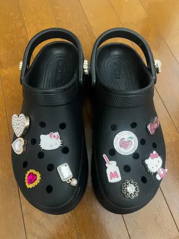 crocs 헬로키티 참 포함 베이크 클로그 샌들 블랙