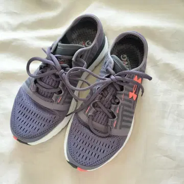새상품급 Under Armour 신발 퍼플 23.5cm