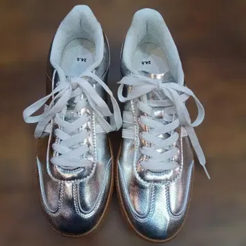 실버 스니커즈 24.5cm