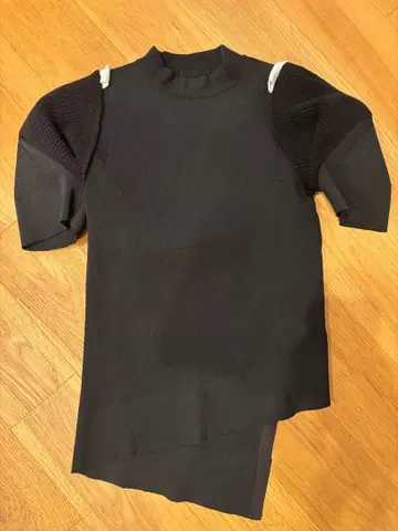 SACAI 비대칭 블랙 반팔 상의