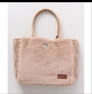 퍼와 니트의 베이지 토트백