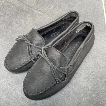 미네통카 MINNETONKA 블랙 컬러 모카신