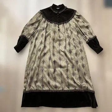 브라운을 기조로 한 꽃무늬 긴팔 원피스