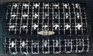 블랙과 화이트 트위드 숄더백