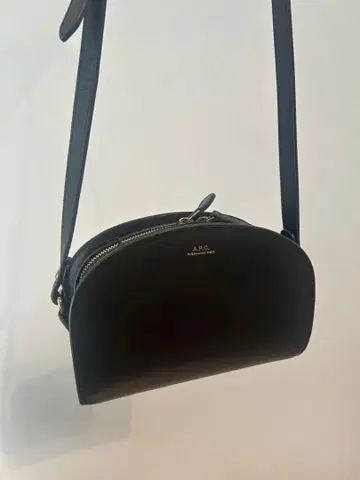A.P.C. 블랙 가죽 숄더백