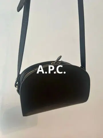 A.P.C. 블랙 가죽 숄더백