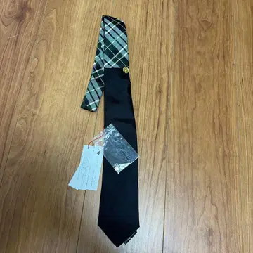 giraffe 블랙과 그린 체크 패턴 넥타이 핀 포함