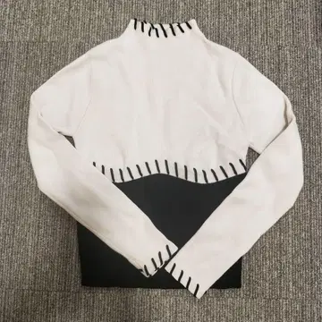 Melt the lady 스티치 화이트 블랙 긴팔 니트 F 사이즈