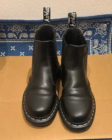 닥터마틴 첼시 부츠 화이트 스티치