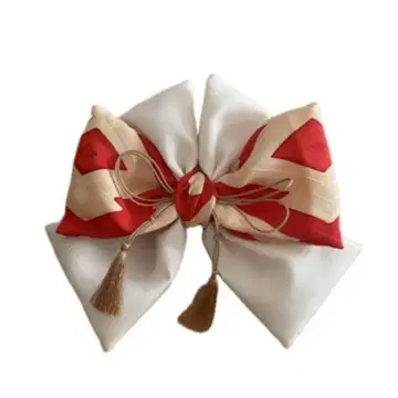빨간색과 화이트 태슬이 달린 리본 머리 장식