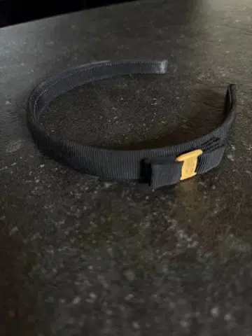 페라가모 리본 포함 블랙 머리띠