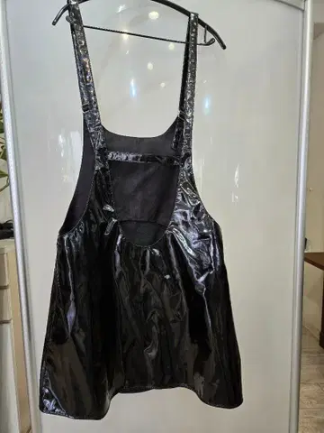 광택이 나는 블랙 오픈백 베스트