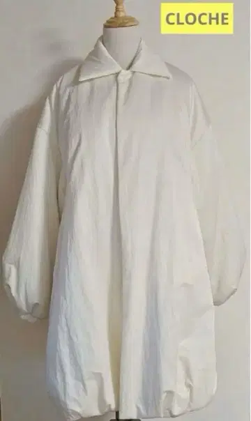 CLOCHE 화이트 벌룬 실루엣 롱 코트