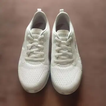 스케쳐스 화이트 메쉬 스니커즈