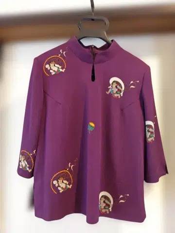 꿈의당 보라색 자수 크레이프 원단 상의 1점