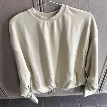 Mila Owen의 따뜻한 상의, 크림색