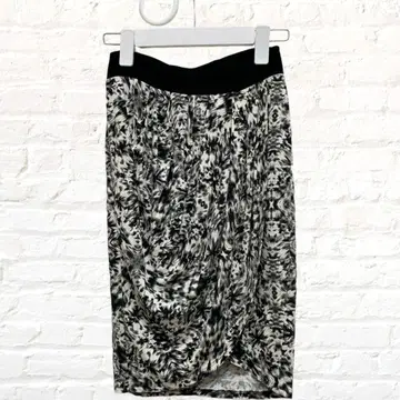 쓰리닷츠 랩 스커트 타이트 허리밴딩 랩 스커트 만화경 무늬