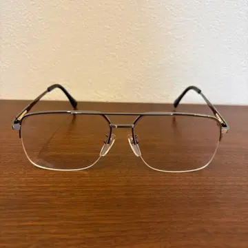 실버 메탈 프레임 사각형 안경