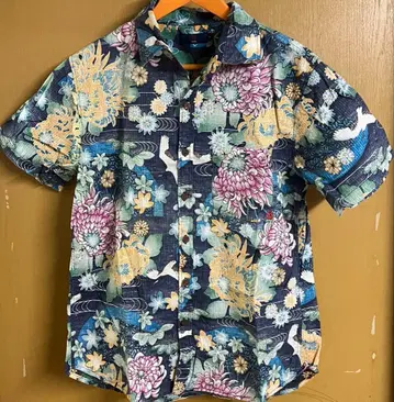 일본풍 패턴 하와이안 셔츠 네이비를 베이스로 학과 큰 국화, 단풍