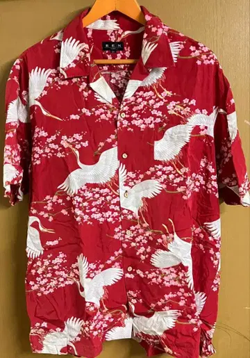 일본풍 패턴 하와이안 셔츠 홍색 베이스 백학 및 매실