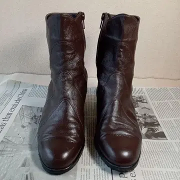 AMORA 다크 브라운 가죽 숏부츠