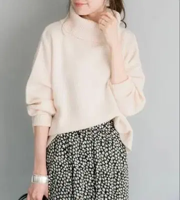 URBAN RESEARCH 소매 볼륨 하이넥 니트 아이보리