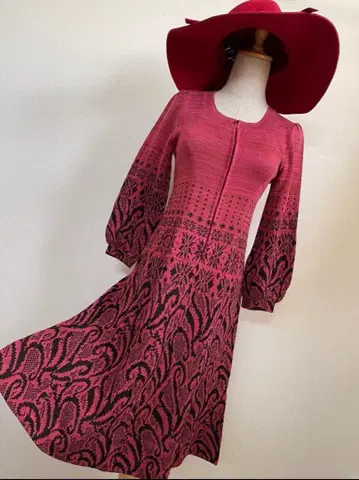 사이토 토요코 와인색 플레어 은은한 라메 니트 원피스 퍼프