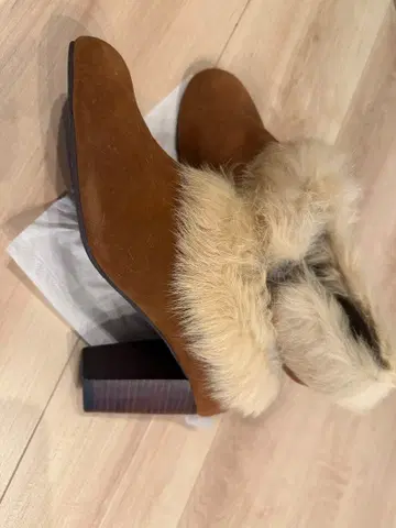 질스튜어트 브라운 스웨이드 퍼 부티