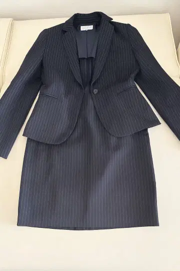 백 오픈 스트라이프 스커트 수트