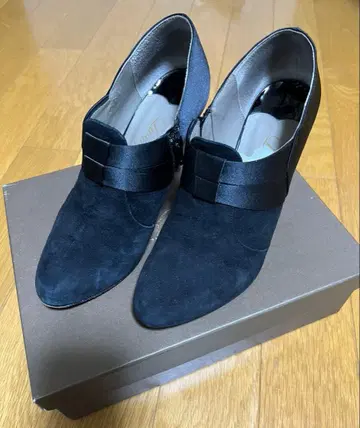 오데뜨 앤 오딜 부티 24