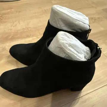 블랙 스웨이드 숏부츠 중간 힐