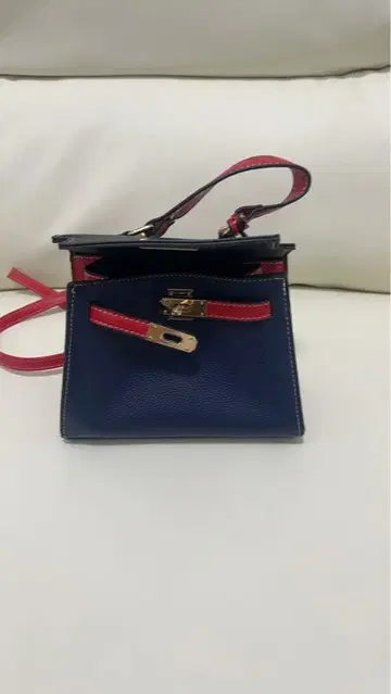 네이비와 레드의 숄더백