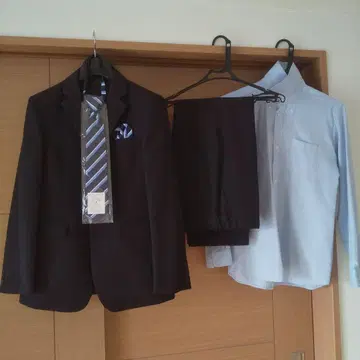 어린이용 수트. 넥타이, 포켓 치프, 와이셔츠 포함. 사이즈 170.