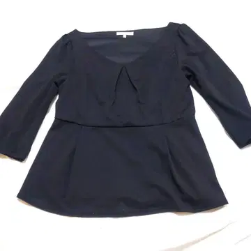 새상품급 블랙 V넥 7부 소매 페플럼 상의