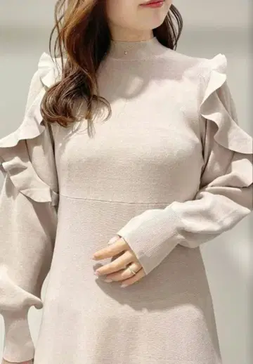 MERCURYDUO 프릴 장식 베이지 니트 원피스