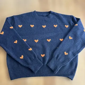 오렌지 하트 무늬 네이비 스웨터