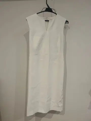 BEIGE. 화이트 슬리브리스 원피스