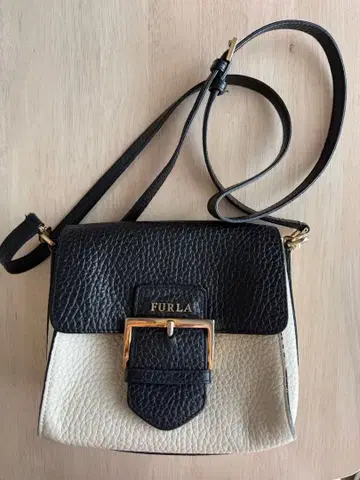 FURLA 훌라 플로 숄더백 주름 가죽 블랙 아이보리 바이컬러