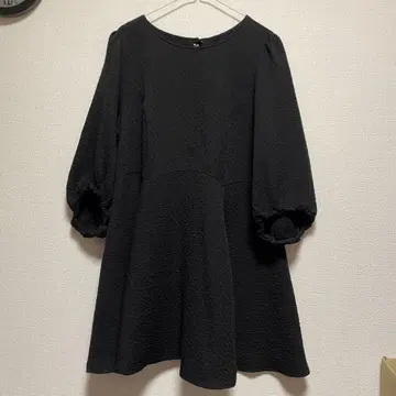 로즈 티아라 46 벌룬 슬리브 원피스 블랙