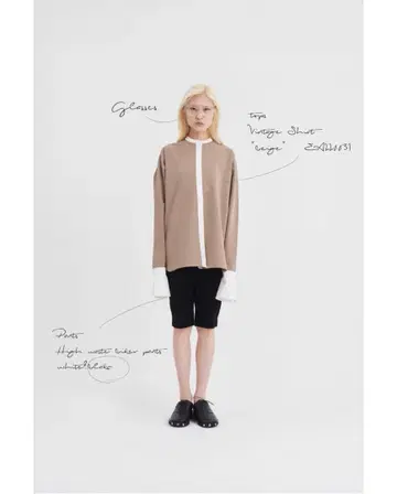 베이지 긴팔 셔츠 버튼 포함