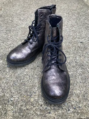 메탈릭 가죽 8홀 부츠