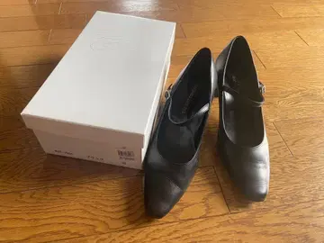 블랙 스트랩 힐 펌프스