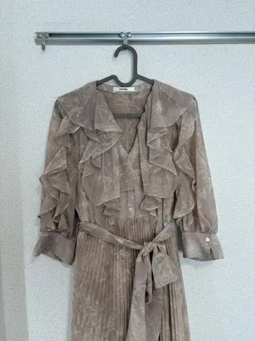 snidel 프릴 달린 베이지 롱 원피스