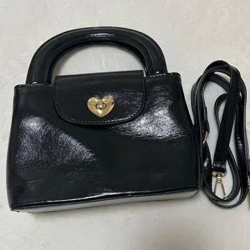 블랙 숄더백 하트 금장 장식 포함